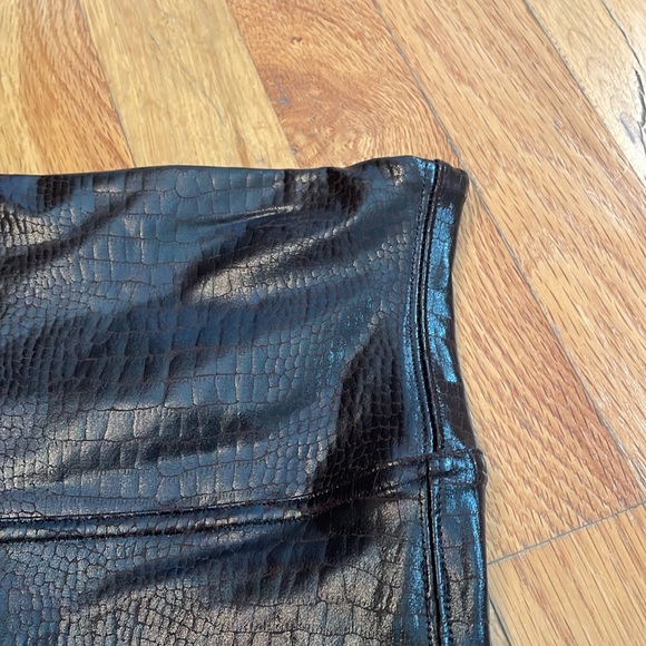 SPANX Faux Leather Croc Leggings. Size Large. EUC-Like New! Shiny Brown/Black - Picture 6 of 7